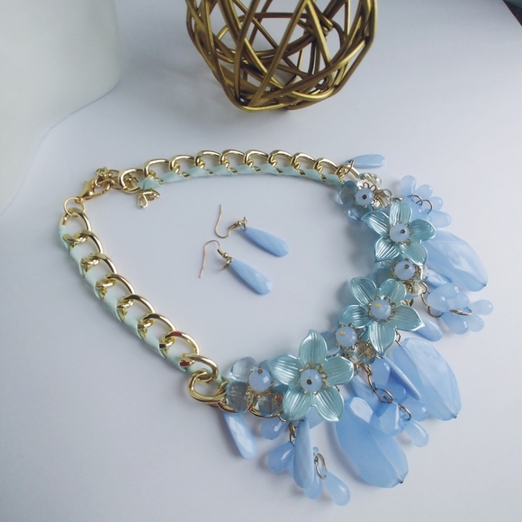 Acrylic Statement Chunky Flower Necklace Set - Picture 1 of 4